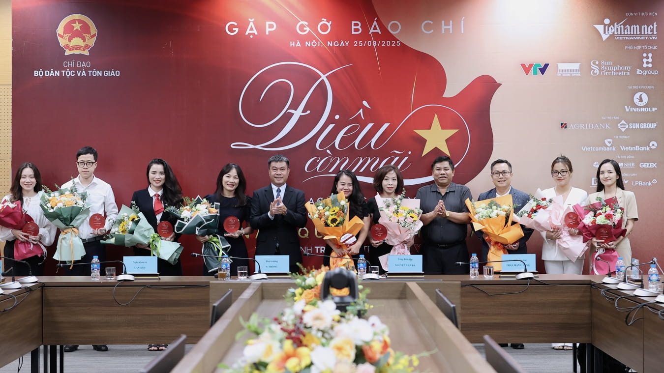 Đại diện Vietcombank (thứ 4, từ trái sang) nhận hoa và kỷ niệm chương từ Thứ trưởng Y Thông và Tổng Biên tập Báo VietNamNet Nguyễn Văn Bá