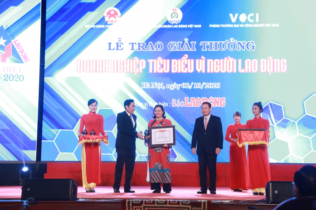 Bà Trương Bích Đào, Giám đốc nhân sự Công ty TNHH Nestlé Việt Nam, nhận bằng khen và kỷ niệm chương từ Ban tổ chức