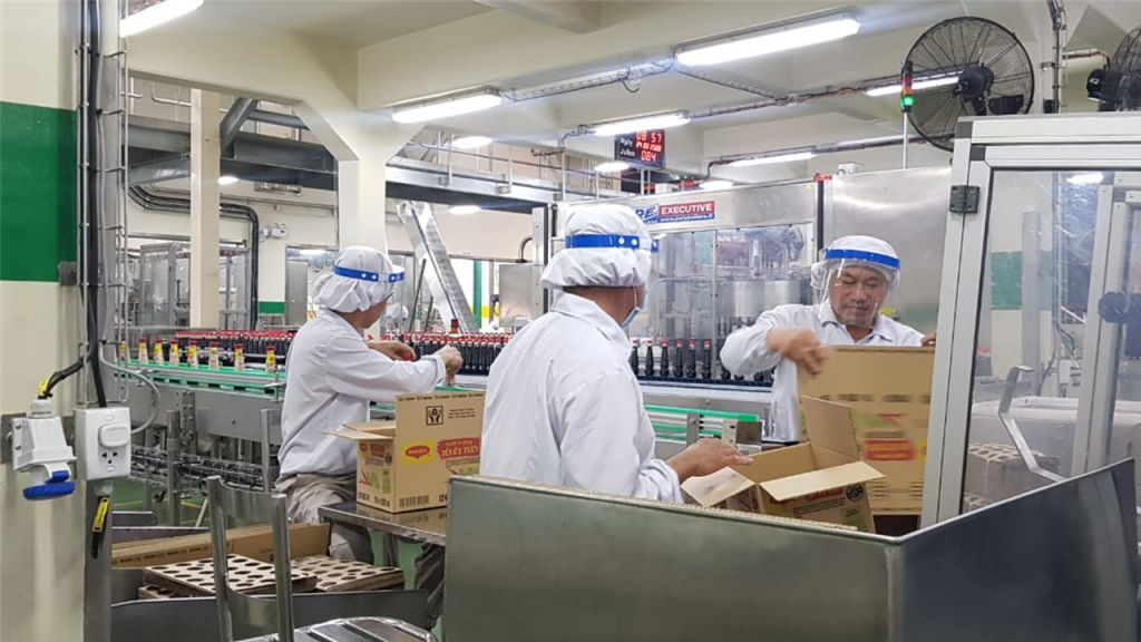 Nhân viên Nestlé được trang bị đầy đủ đồ bảo hộ để đảm bảo an toàn trong bối cảnh dịch bệnh