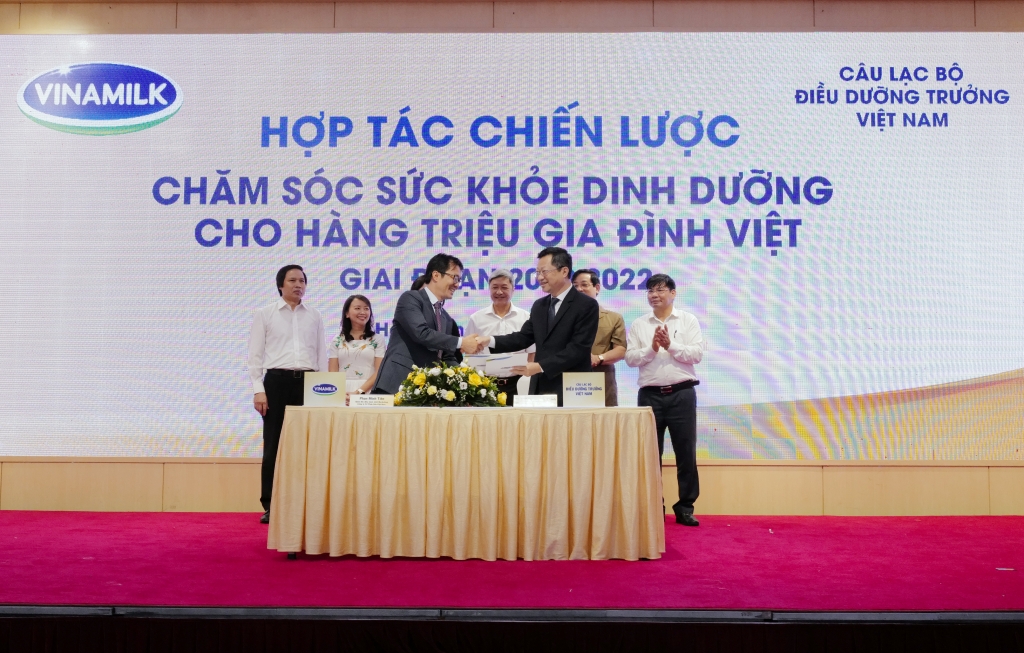 Ông Phan Minh Tiên (bên trái) và ông Hoàng Văn Thành đại diện ký kết hợp tác chiến lược giữa Vinamilk và CLB Điều dưỡng trưởng Việt Nam giai đoạn 2020-2022