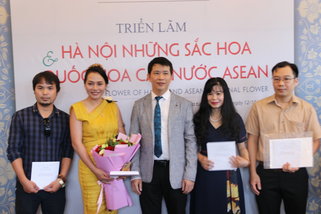 Nhóm họa sĩ vẽ Quốc hoa chụp ảnh lưu niệm cùng Chủ tịch UBND quận Hoàn Kiếm- Phạm Tuấn Long (đứng giữa)