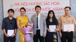 Khai mạc triển lãm tranh “Quốc hoa các nước ASEAN” và “Những sắc hoa Hà Nội”
