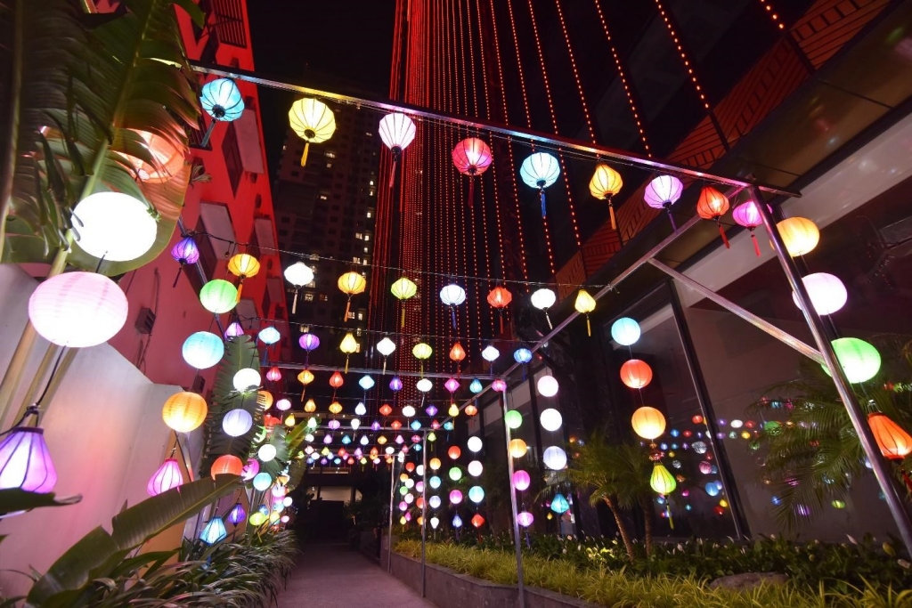 Tại Sunshine Center, đèn lồng đủ sắc màu kết hợp với đèn led mang đến một không gian lung linh dành cho cư dân trong dịp Tết Trung thu này.