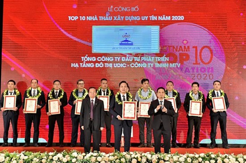 Ông Nguyễn Văn Luyến - Tổng Giám đốc Tổng công ty UDIC nhận Giấy chứng nhận top 10 nhà thầu xây dựng uy tín từ Ban tổ chức