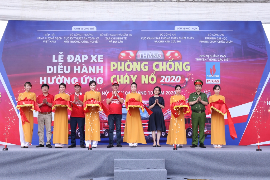 Các đại biểu và Ban Tổ chức cắt băng khai mạc Lễ Diễu hành