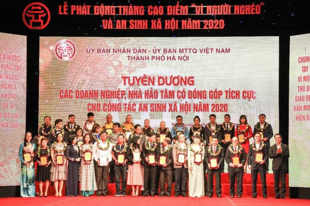 Đại diện Tập đoàn TNG Holdings Vietnam ủng hộ Quỹ “Vì người nghèo”tại Lễ phát động 