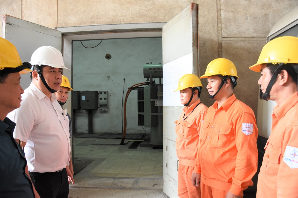 Ông Nguyễn Anh Tuấn – Chủ tịch HĐTV EVNHANOI kiểm tra công tác đảm bảo điện
