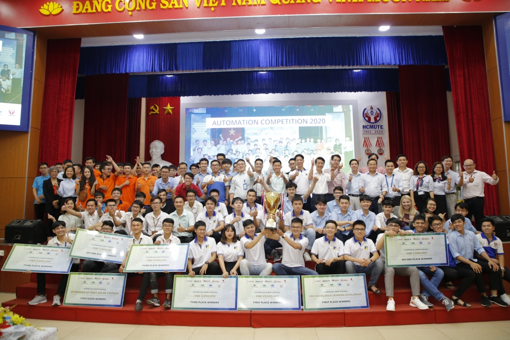 Hơn 50 sinh viên đến từ 5 trường Đại học hàng đầu về kỹ thuật đã cùng tranh tài tại Vòng Chung kết của cuộc thi diễn ra trong ngày 9_10