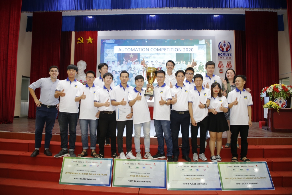 Ông Lê Văn Hải (hàng trên cùng) khẳng định mong muốn góp phần vào công cuộc đào tạo nguồn nhân lực chất lượng cao cho ngành công nghiệp tự động hóa tại Việt Na