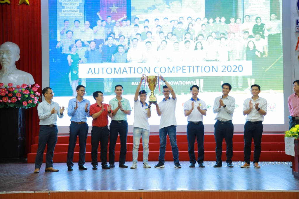 Sau những phần thi căng thẳng, chiến thắng đã gọi tên 2 sinh viên đến từ Trường Đại Học Bách Khoa Đà Nẵng