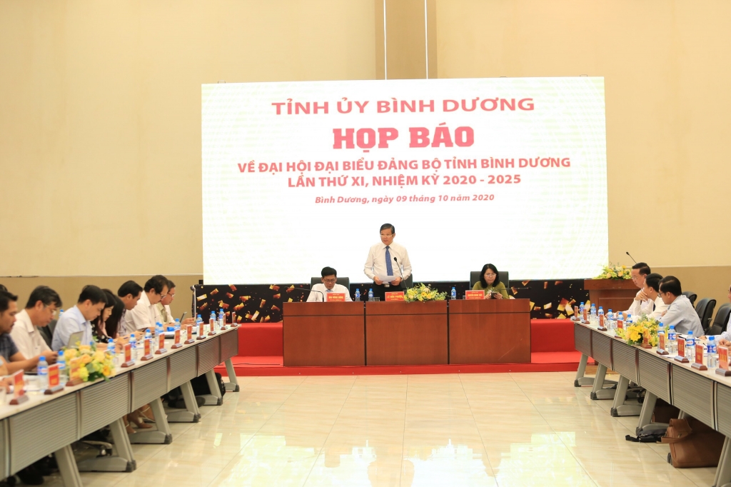 Đồng chí Lê Hữu Phước, UVTV, Trưởng ban Tuyên giáo Tỉnh ủy Bình Dương phát biêu tại buổi họp báo