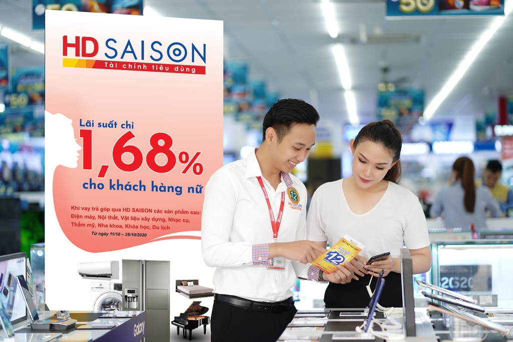 Với lãi suất 1,68%, khách hàng nữ dễ dàng mua sắm trong dịp 20/10.