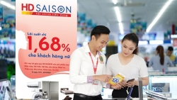 HD SAISON tặng quà khách hàng nữ nhân dịp 20/10