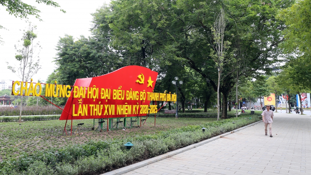 Đường phố Hà Nội rực rỡ chào mừng Đại hội đại biểu lần thứ XVII Đảng bộ thành phố  (Ảnh: Vương Đức)