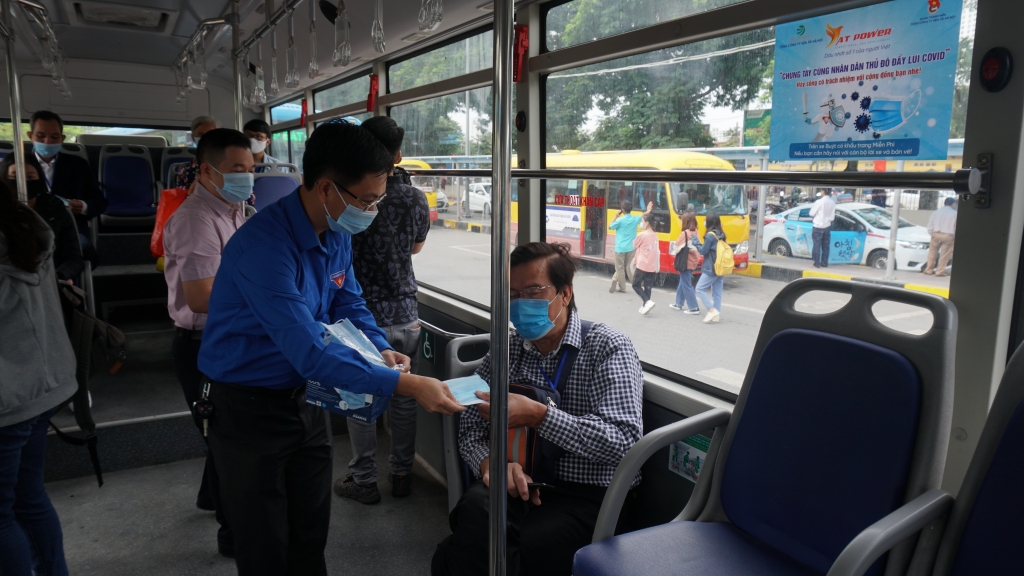 Đoàn Thanh niên Transerco tổ chức cấp phát miễn phí khẩu trang cho hành khách đi xe buýt nhằm tiếp tục các giải pháp phòng, chống đại dịch Covid–19