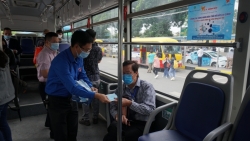 Tuổi trẻ Transerco tặng khách đi xe buýt khẩu trang phòng ngừa Covid-19