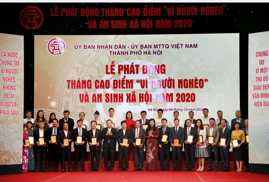 Bà Trần Tuyết Nhung – Phó Tổng Giám đốc Tập đoàn BRG đại diện nhận biểu trưng do Tập đoàn BRG có nhiều đóng góp cho công tác an sinh xã hội trong thời gian qua. 