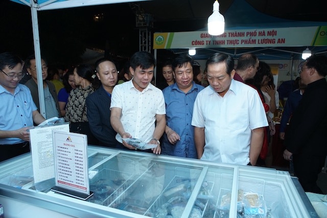 Du khách tham quan gian hàng tại Sự kiện giới thiệu, quảng bá, kết nối sản phẩm OCOP.