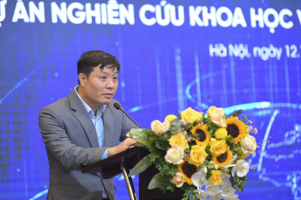 PGS. Tiến sĩ Phan Thị Hà Dương – Giám đốc Điều hành Quỹ Đổi mới sáng tạo Vingroup, thuộc Viện Nghiên cứu Dữ liệu lớn VinBigdata, Tập đoàn Vingroup ký kết tài trợ cho các dự án nghiên cứu khoa học.