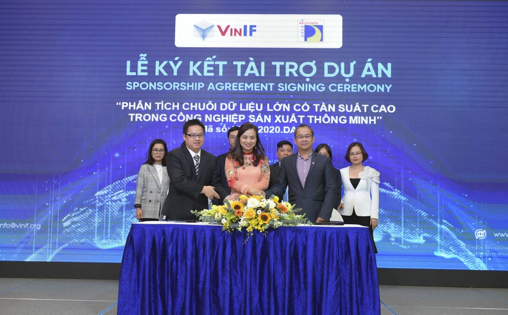 PGS. Tiến sĩ Phan Thị Hà Dương – Giám đốc Điều hành Quỹ Đổi mới sáng tạo Vingroup, thuộc Viện Nghiên cứu Dữ liệu lớn VinBigdata, Tập đoàn Vingroup ký kết tài trợ cho các dự án nghiên cứu khoa học.