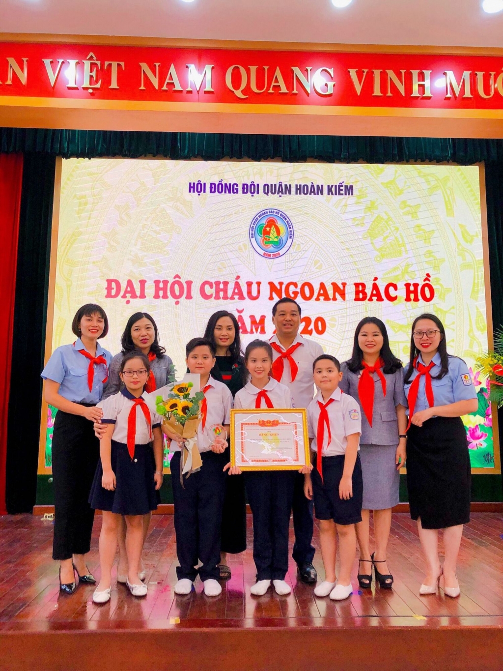 hầy và trò trường Tiểu học Trưng Vương chụp ảnh lưu niệm với lãnh đạo UBND quận Hoàn Kiếm và lãnh đạo Thành đoàn Hà Nội, Quận đoàn Hoàn Kiếm