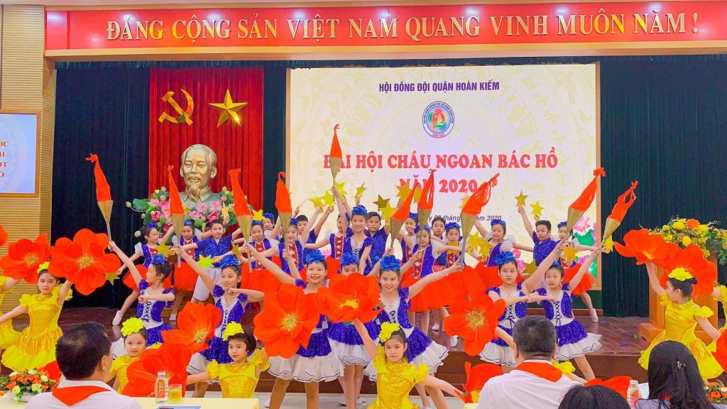 Đội ca khúc măng non vinh dự tham gia màn hát múa với chủ đề “ Hoa thơm dâng Bác” mở màn chương trình chào mừng Đại hội.