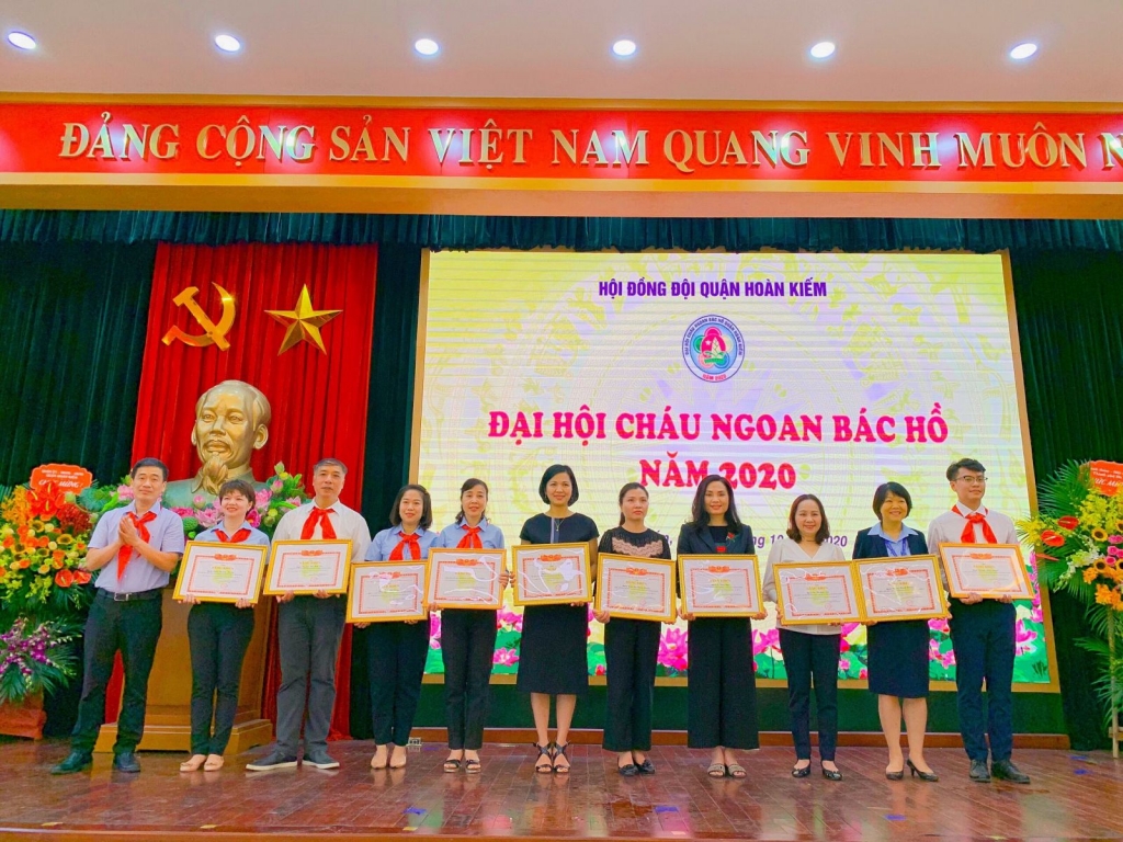Cô Lê Thuý Nga - Bí thư chi bộ, Hiệu trưởng nhà trường được trao tặng Bằng khen có nhiều thành tích trong công tác đội và phong trào thiếu nhi giai đoạn 2015-2020