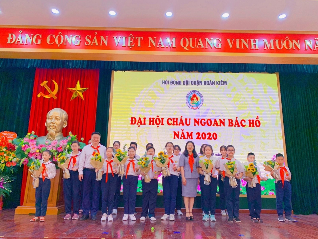 Đại diện học sinh nhà trường nhận danh hiệu cháu ngoan Bác Hồ - chủ nhân Thăng Long