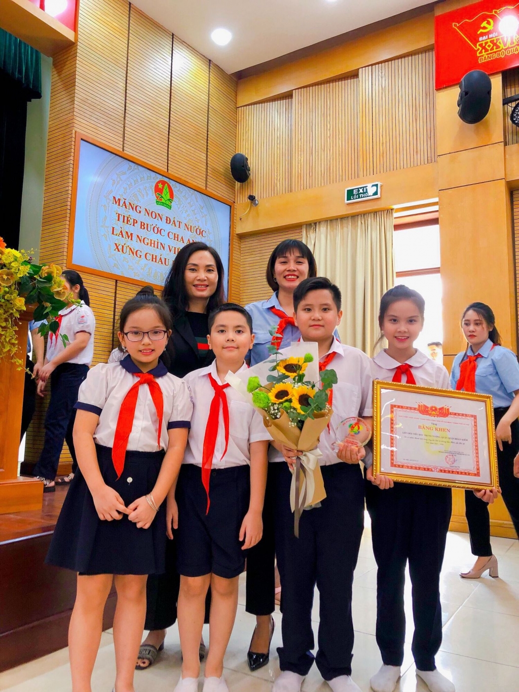 Thầy và trò trường Tiểu học Trưng Vương chụp ảnh lưu niệm tại Đại hội cháu ngoan Bác Hồ quận Hoàn Kiếm