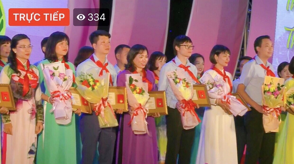 Cô Nguyễn Thị Hoàn - UVHĐĐ quận Hoàn Kiếm, giáo viên tổng phụ trách trường Tiểu học Trưng Vương nhận Huy hiệu Phụ trách giỏi giai đoạn 2015-2020