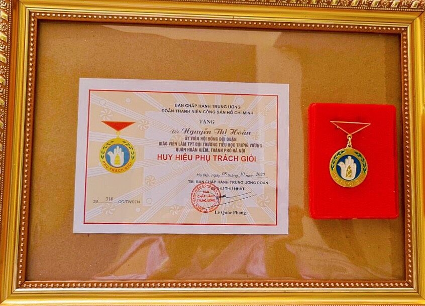 Huy hiệu Phụ trách giỏi giai đoạn 2015-2020 của cô TPT Nguyễn Thị Hoàn