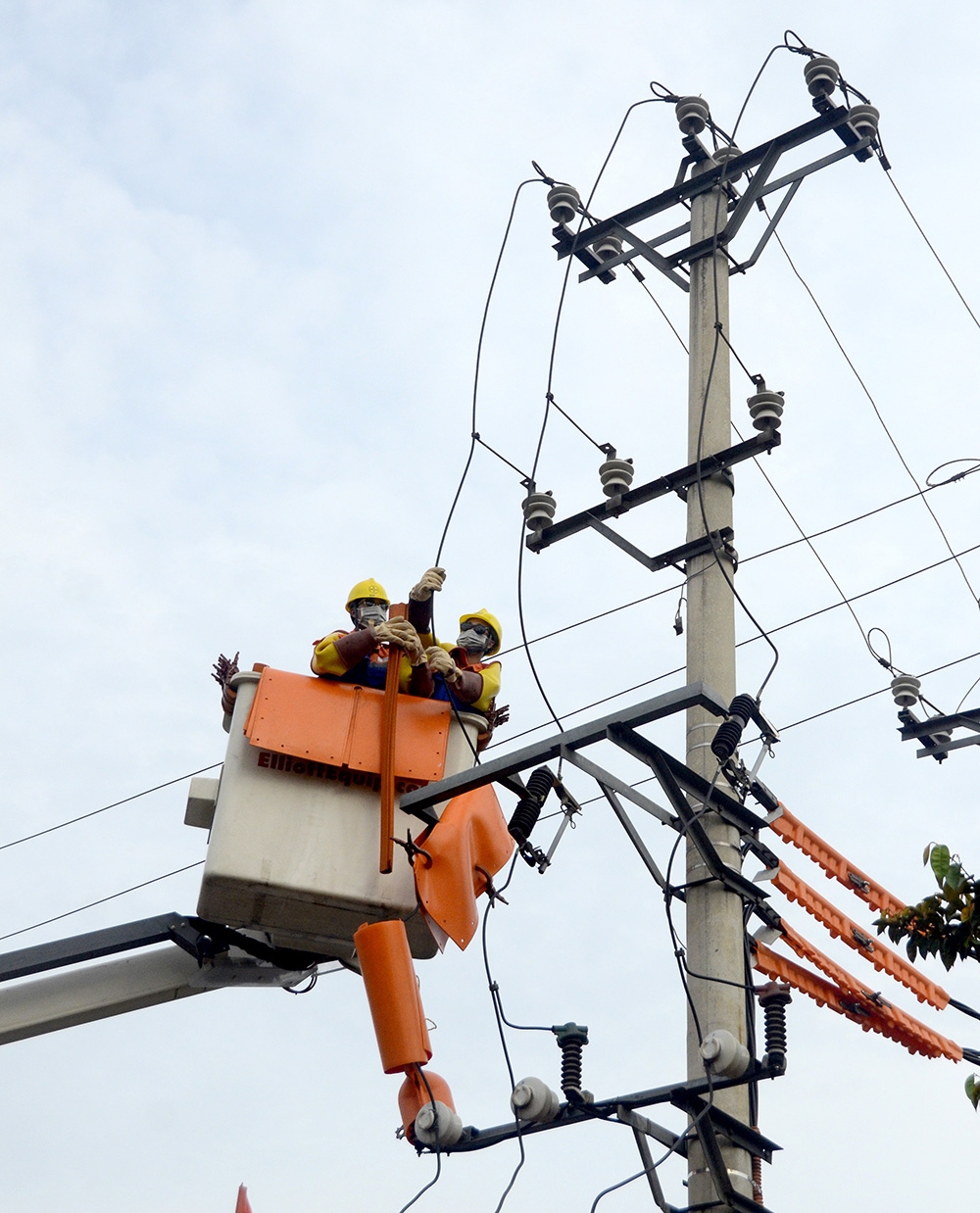 Công nhân của EVNNPC khắc phục sự cố lưới điện do thiên tai, bảo đảm cung ứng, truyền tải điện