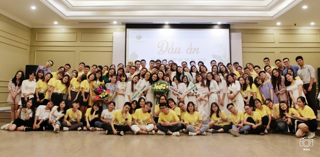 Bà Huyền Tôn Nữ Cát Tường – Giám đốc Điều hành,  đồng sáng lập Quỹ học bổng VietSeeds (đứng giữa) và các sinh viên nhận học bổng