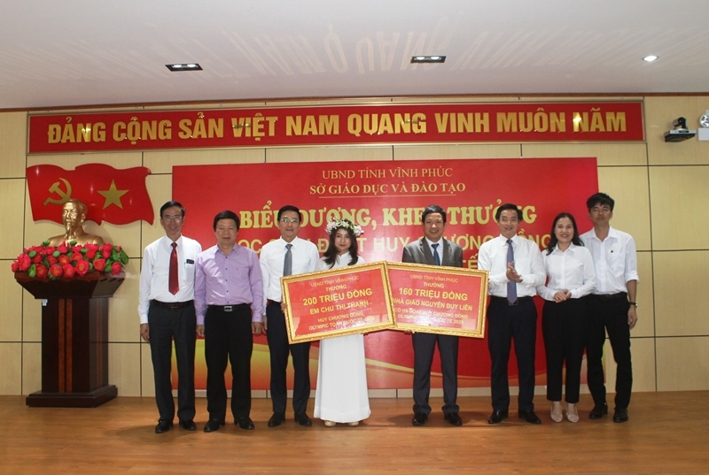 Lãnh đạo tỉnh Vĩnh Phúc trao thưởng cho thầy trò em Chu Thị Thanh thành tích cao tại kỳ thi Olympic Toán quốc tế