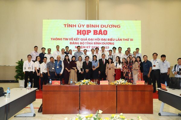 Đồng chí Nguyễn Hoàng Thao - Phó Bí thư Thường trực Tỉnh ủy, Chủ tịch UBND tỉnh Bình Dương chụp ảnh cùng các phóng viên, nhà báo
