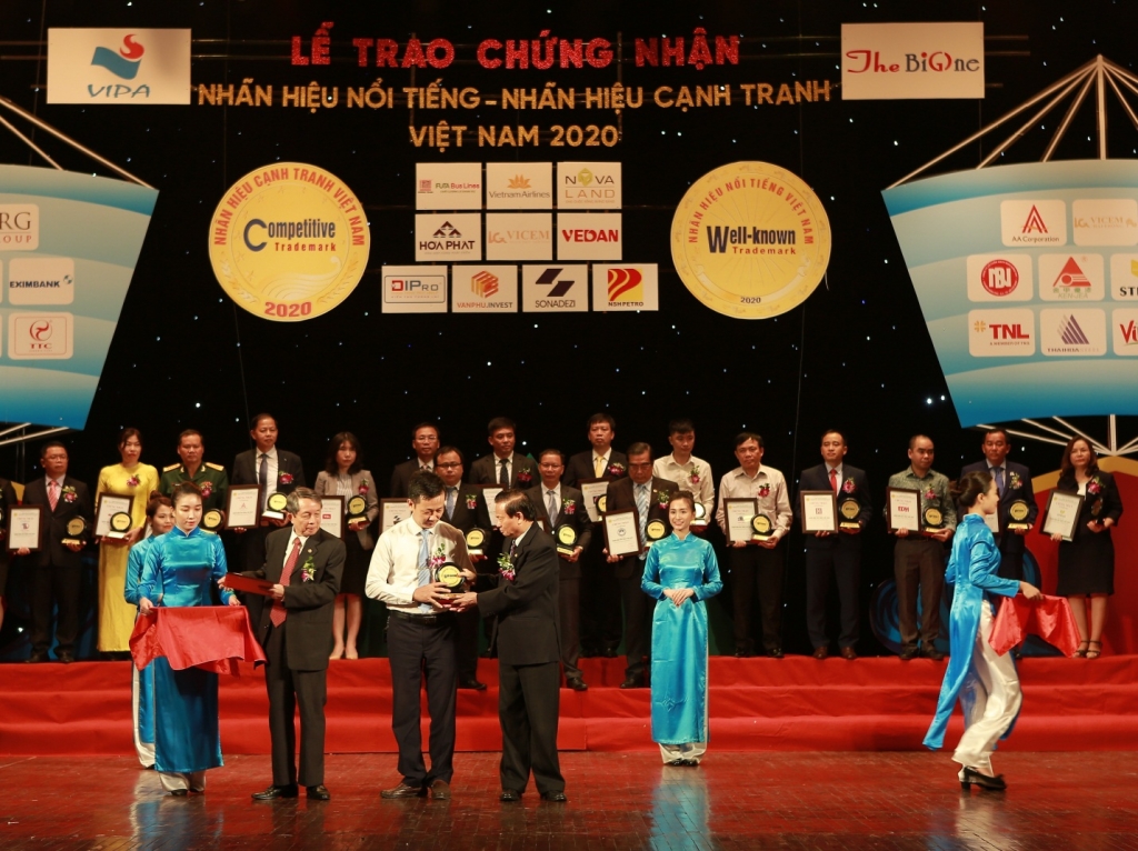 Đại diện Công ty nhận Giải Nhãn hiệu nổi tiếng - Nhãn hiệu cạnh tranh năm 2020 do Hội Sở hữu trí tuệ Việt Nam, Cục Sở hữu trí tuệ tổ chức
