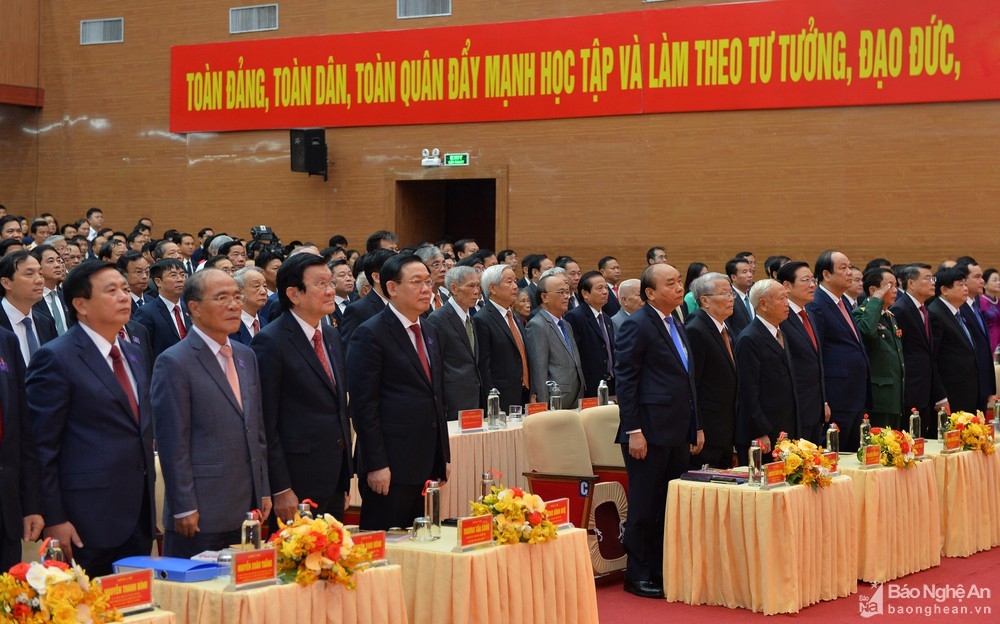 Các đồng chí lãnh đạo, nguyên lãnh đạo Đảng, Nhà nước về dự Đại hội đại biểu Đảng bộ tỉnh Nghệ An lần thứ XIX. Ảnh: Thành Cường