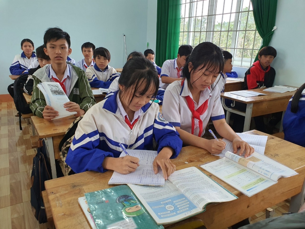 Nguyễn Thị Lan Anh - học sinh lớp 8A (bên trái) rất vui mừng khi được học trong ngôi trường mới.