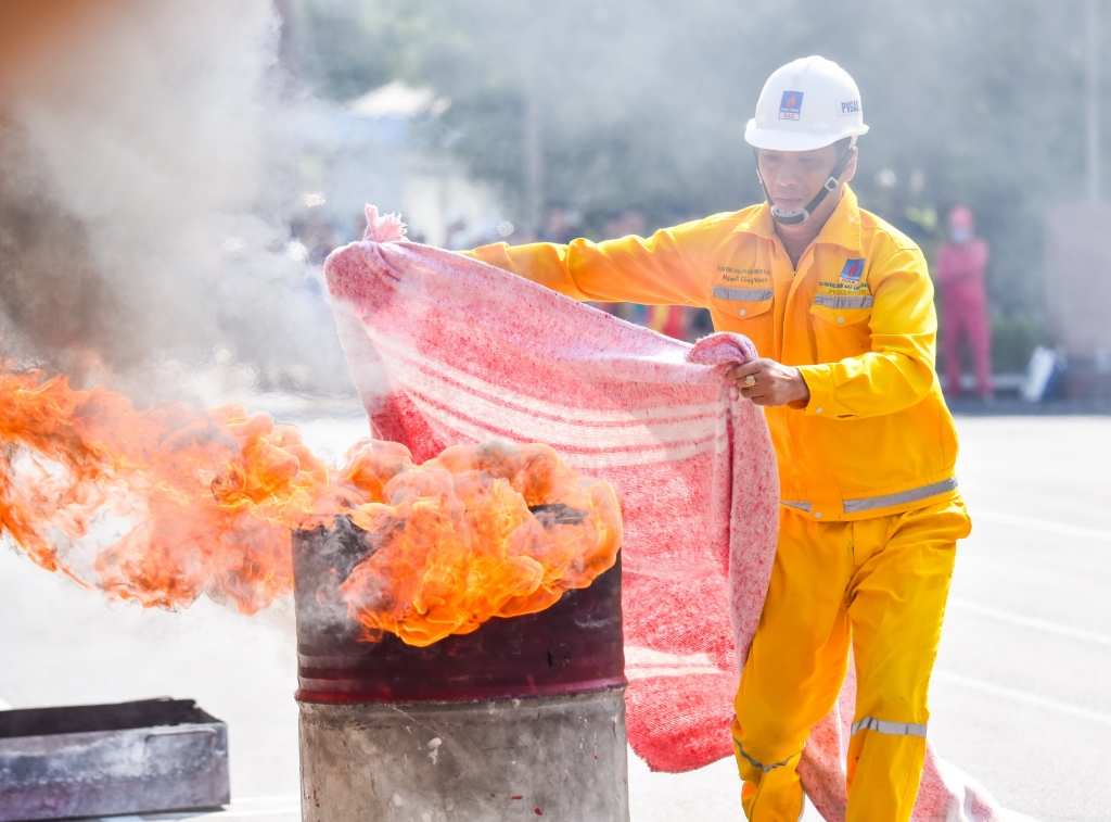 Phần thi dập lửa của đội KHP