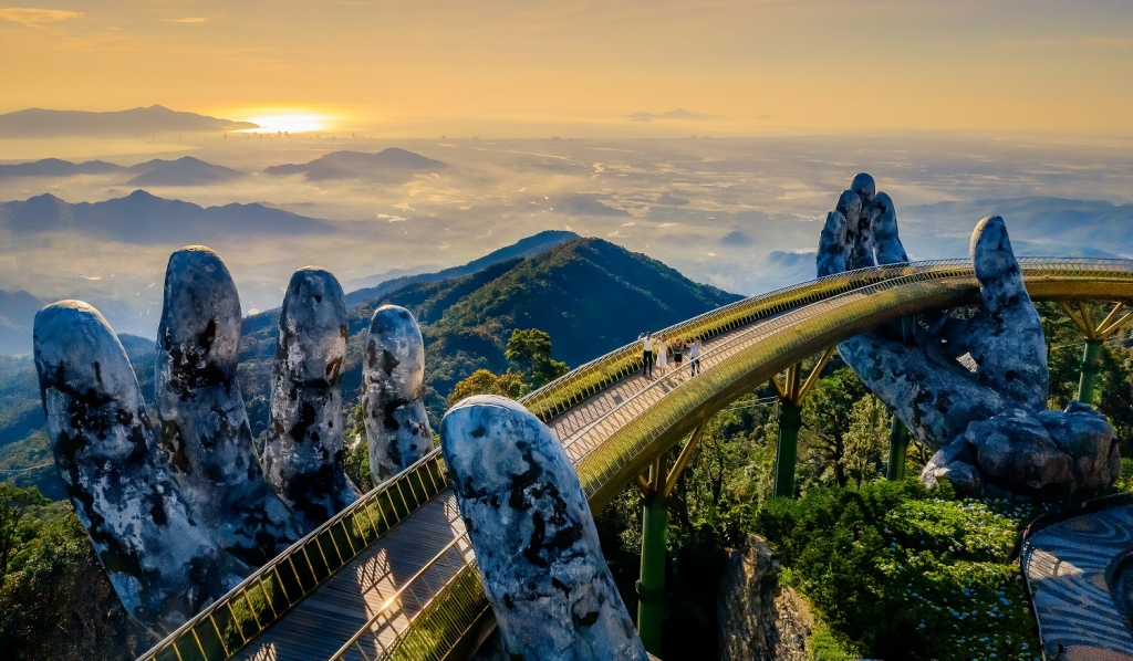 Cầu Vàng gây ấn tượng với khán giả thế giới khi trở thành sân khấu cho Lễ hội âm nhạc quốc tế UWSA