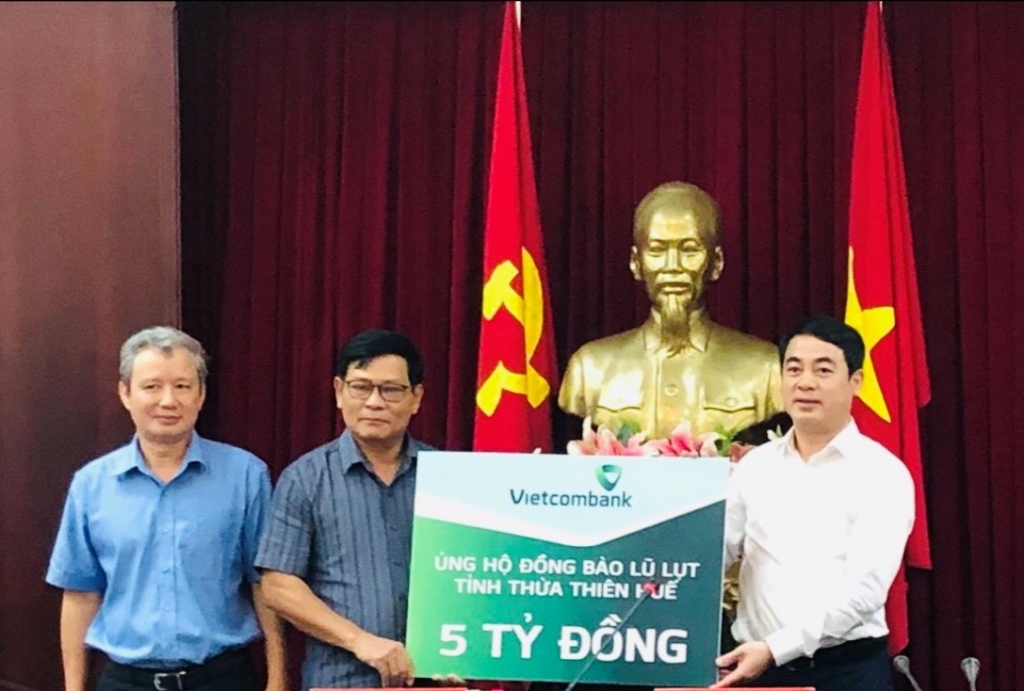 Thay mặt Vietcombank, đồng chí Nghiêm Xuân Thành – Bí thư Đảng ủy, Chủ tịch HĐQT (ngoài cùng bên phải) trao số tiền 5 tỷ đồng ủng hộ đồng bào tỉnh Thừa Thiên Huế