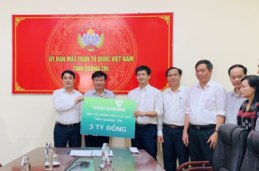 Thay mặt Vietcombank, đồng chí Nghiêm Xuân Thành - Bí thư Đảng ủy, Chủ tịch HĐQT (ngoài cùng bên trái) trao số tiền 3 tỷ đồng ủng hộ đồng bào tỉnh Quảng Trị