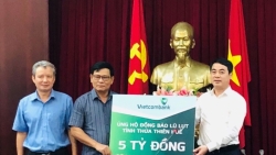 Vietcombank ủng hộ 11 tỷ đồng cùng chiến sỹ và đồng bào miền Trung vượt qua lũ lụt