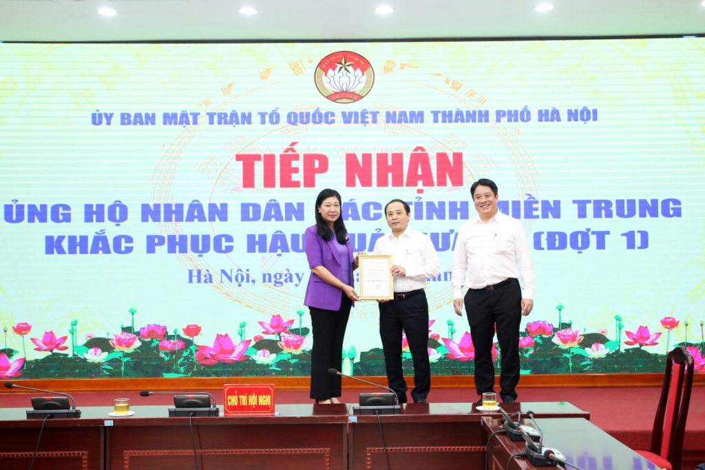   Thay mặt tập thể cán bộ nhân viên EVNHANOI, đồng chí Phùng Lê Dũng -  Chủ tịch Công đoàn Tổng công ty trao ủng hộ Đợt 1 tại Ủy ban Mặt trận Tổ quốc Việt Nam TP Hà Nội