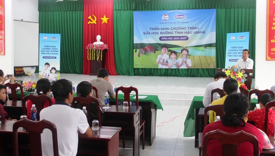 Ông Trần Trung Dũng, Chi cục phó Chi cục Dân số Kế hoạch hóa Gia đình tỉnh Hậu Giang phát biểu tại buổi tập huấn cho hơn 200 giáo viên và học sinh tại trường Hòa Mỹ 1