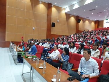Ông Gabriel Hurst – Trợ lí tùy viên văn hóa Mỹ tại Việt Nam giao lưu với học sinh Trường THPT Chuyên Vĩnh Phúc