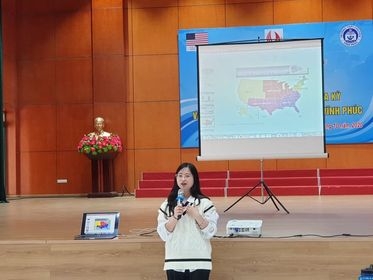 Bà Bùi Phương Anh – Chuyên viên tư vấn giáo dục Hoa Kỳ đã chia sẻ kinh nghiệm học tiếng Anh của bản thân và truyền cảm hứng cho các bạn học sinh