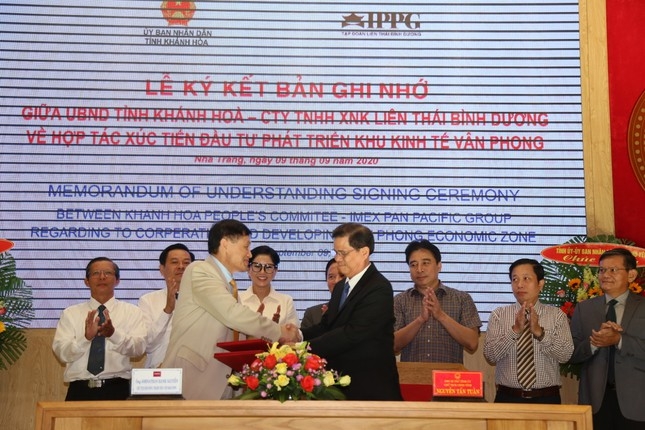 Đại diện tỉnh Khánh Hoà và IPPG ký ghi nhớ hợp tác và xúc tiến đầu tư phát triển khu kinh tế Vân Phong. Ảnh: IPP cung cấp