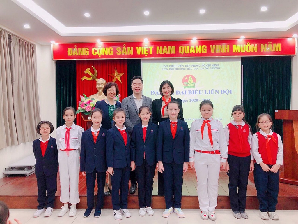 Ban chỉ huy liên đội chụp ảnh lưu niệm anh Lê Thành Việt - Ủy viên ban thường vụ, trưởng ban công tác thiếu nhi trường học quận đoàn Hoàn Kiếm
