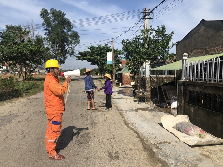 Công nhân Điện lực TP. Hà Tĩnh dùng loa di động trực tiếp đến các khu dân cư để tuyên truyền.